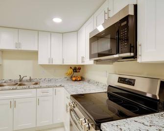 1 Mi to Metro: DC Area Apt w/ Fenced Yard! - Silver Spring - Kitchen