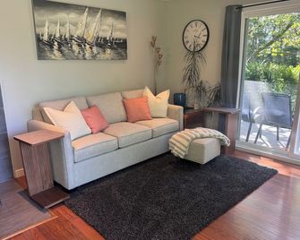 Wedgewood house cottage in Metchosin - Victoria - Living room