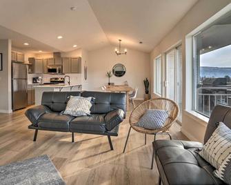 Chic Chelan Condo with Balcony, Walk to Lake and Dtwn! - Chelan - Sala de estar