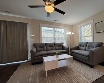 Modern 3br New Build - King Bed + Roku Tvs - Gastonia - Olohuone