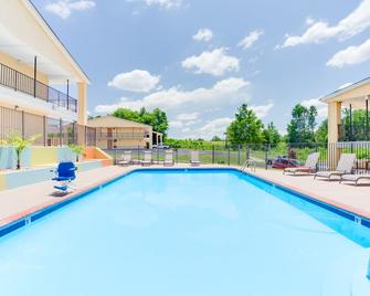 Days Inn & Suites by Wyndham Athens Alabama - Athens - Zwembad