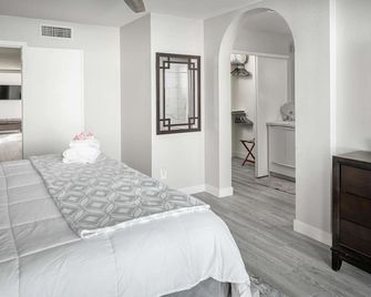 Fairbrook Home - Chic Design Saltwater Pool with Hot Tub - Mesa - Bedroom