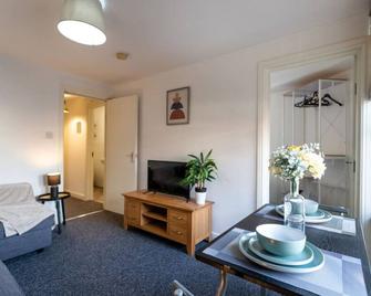 Flat 1 Sunnyside Contractor Long Stay By Shortstayuk - Bristol - Living room