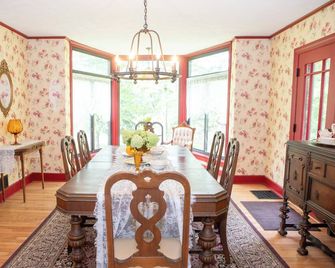 Marvelous lakefront 4-bedroom historical estate in Richfield with AC. - Richfield - Dining room