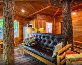 Tree House Deluxe Cabin w/bath - Glamping with real trees growing in the center of the cabin! - Manchester