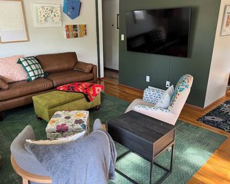 Comfortable and Quaint w/ a Hot Tub - Brookings - Вітальня