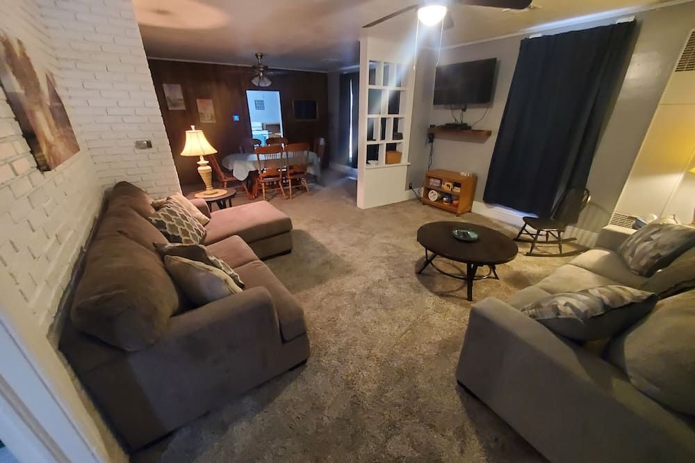 The 1860 - Your family will be close to everything when you stay at here. - Iola - Living room