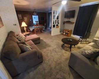 The 1860 - Your family will be close to everything when you stay at here. - Iola - Living room