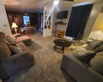 The 1860 - Your family will be close to everything when you stay at here. - Iola - Living room