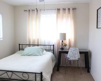 5br/2ba Spacious 2-Story Pool House + Driveway Parking - Downey - Bedroom