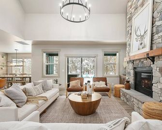 West Mountain Memories Cabin - Minutes to Tamarack - Donnelly - Living room