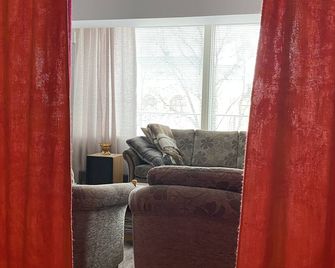 Hot spot of Vaasa, large balcony, City Hall views - Vaasa - Wohnzimmer