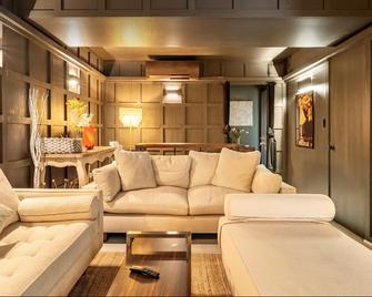 Harpers Ferry Luxury, Spa Bathroom, Movie Room - Bolivar - Living room