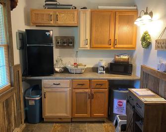 Quiet Getaway - One room cabin near golf courses, state parks, and wineries. - Farmington - Kitchen