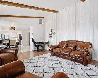 Rimview Haven: Hot Tub, Waterfall Trail & Golf! - Jerome - Wohnzimmer