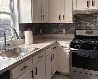 Nwk 457 Rm 213-F - Newark - Kitchen