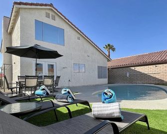 Cheerful 3-Bedroom home w/ Pool(minutes to the Strip) - Las Vegas - Pool