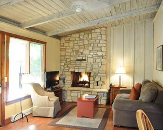 Carmel Valley Lodge - Carmel Valley - Living room