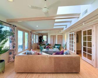 On the Fox/River access/Kayaks/Deck with lounging and dining/Free Parking - Algonquin - Living room