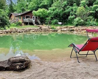 White Pine Cabin with Swimming Pond & Hot Tub Jacuzzi - Lansing - Piscina