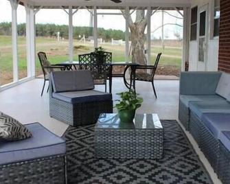 Cozy 4 Bedroom Cottage on Historic 120 acre Farm - Hamptonville - Patio