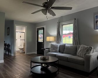 Corner Cottage 2 bedroom pets welcome and close to downtown - Ashland - Living room