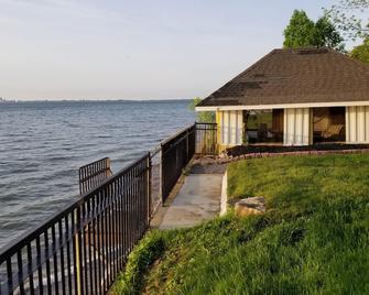 Live on the Lake! 3 Bdr, huge living room, fire pit, cabana, SUNSETS and FUN! - Hamburg - Вигляд зовні