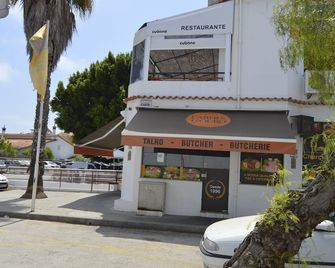 New villa 350 mtrs. from the beach, with parking lot - Vila Real de Santo António - Building