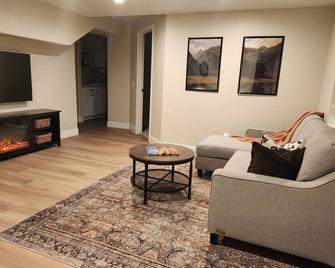 Cozy Parkside Mountain Retreat - Parkside Haven\n\n - Springville - Living room