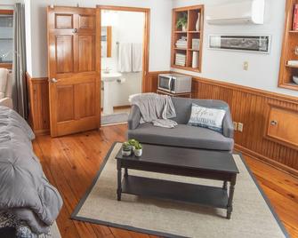 Downtown Lynchburg Studio 114 & Parking Spot - Lynchburg - Living room