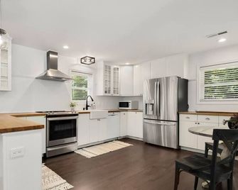 Newly Renovated Summer Paradise-Pool-Tennis-Garden Retreat - Royal Oak - Cocina
