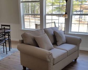 Serenity place. Relax in a semi rural setting 18 mile from Acadia National Park - Ellsworth - Living room