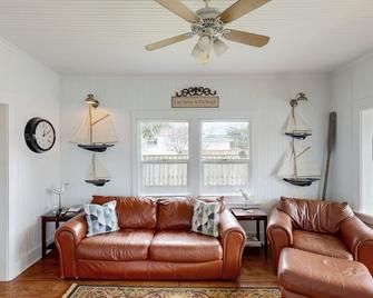 Dog-friendly cottage with great location, cozy interior, WiFi & washer/dryer - Seaside