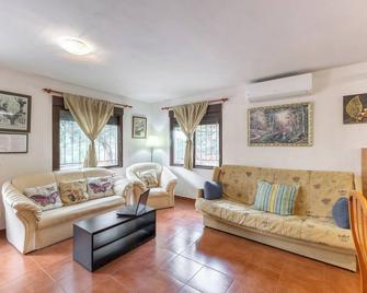 Casa Las Alberquillas - El Real de San Vicente - Sala de estar