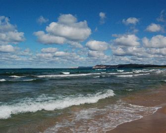 Waterfront Cottage and Guest House on Big Platte Lake Near Sleeping Bear Dunes! - Honor - Playa