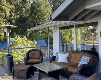 Family friendly, dog friendly, waterfront beach house - Lakewood - Patio