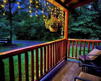 Pin Oak at Forest Villas: Swing Fire Pit Cabin, Pet-Friendly, Cook Forest - Marienville - Balcony