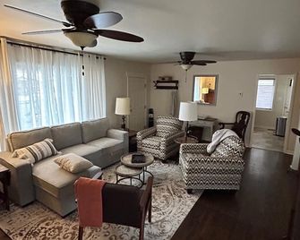 Charming bungalow in the heart of Southwest Colorado - Cortez - Living room