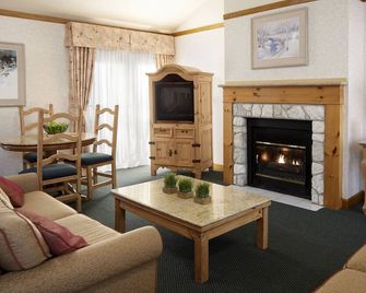 Pinestone Resort & Conference Centre - Haliburton - Living room