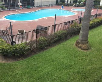 Motel 6 Houston Tx East - Houston - Pool