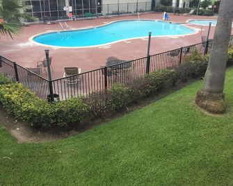 Motel 6 Houston Tx East - יוסטון - בריכה