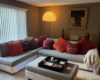 West Hollywood Condo In the heart of West Holllywood! Walk to everything! - West Hollywood - Living room