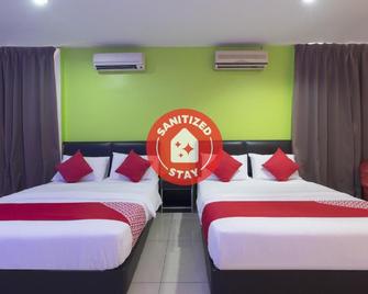 OYO 44072 Mines Cempaka Hotel - Kampung Baharu Nilai - Спальня