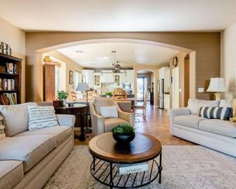 Enjoy a family home away from home. Fire Pit,BBQ, views, trails, community pool! - Anthem - Sala de estar