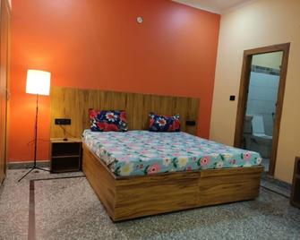 Voyageurs Homestay - Agra - Bedroom