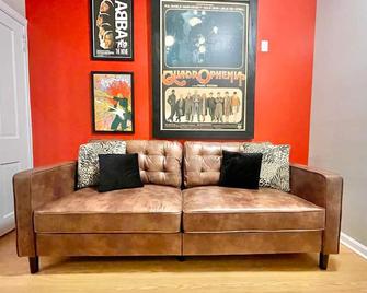 Larry's Lancaster Landing: with fully-fenced yard - Lancaster - Living room