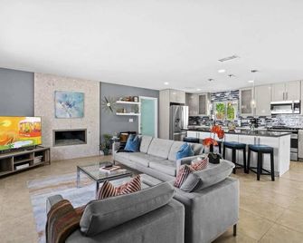 3 BDR Desert Oasis in the Heart of Palm Springs - Palm Springs - Living room