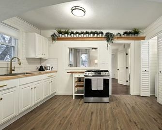Quiet 1BR Cabin Perfect for Remote Work & Long Stays - Grandview - Cocina