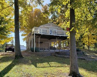 The Point is a waterfront rental with covered boat dock at Rocky Point Indiana - Cannelton - Building