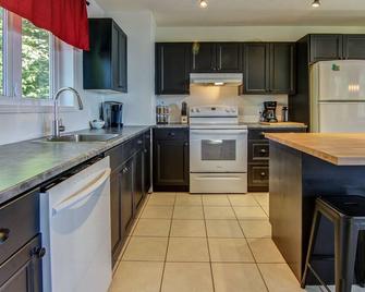 Chalet spa/kayaks/beach/terrace on the water #270082 - Alma - Kuchyň